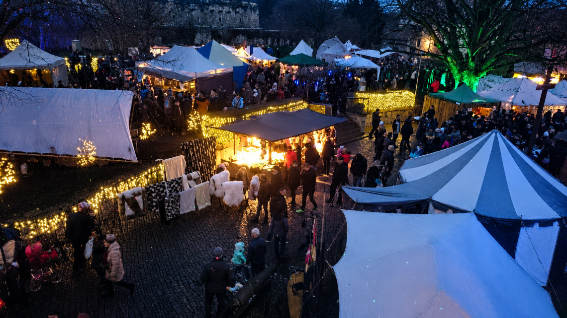 Blick auf den Historischen Weihnachtsmarkt auf der Creuzburg